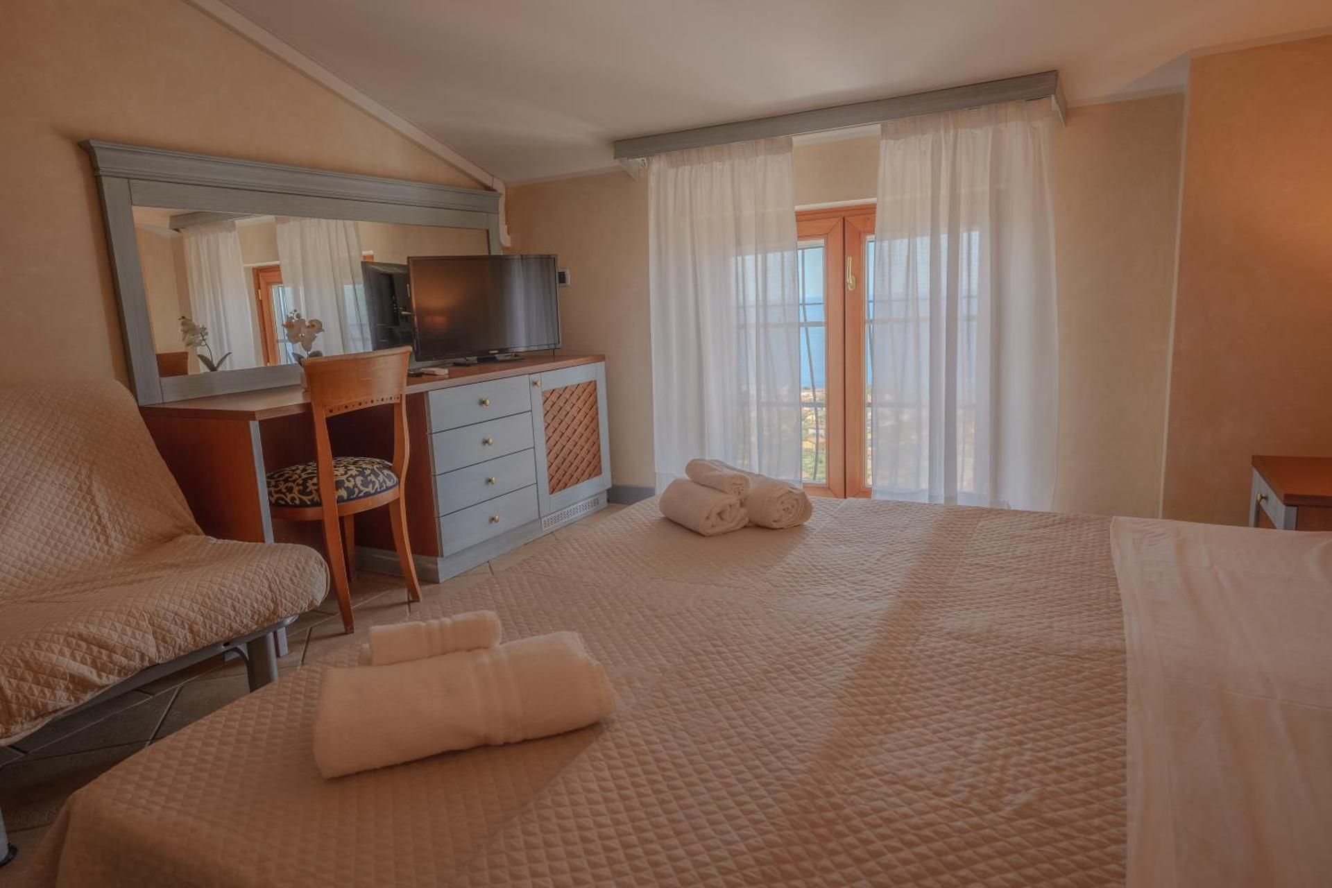 Deluxe Triple Room with Sea View