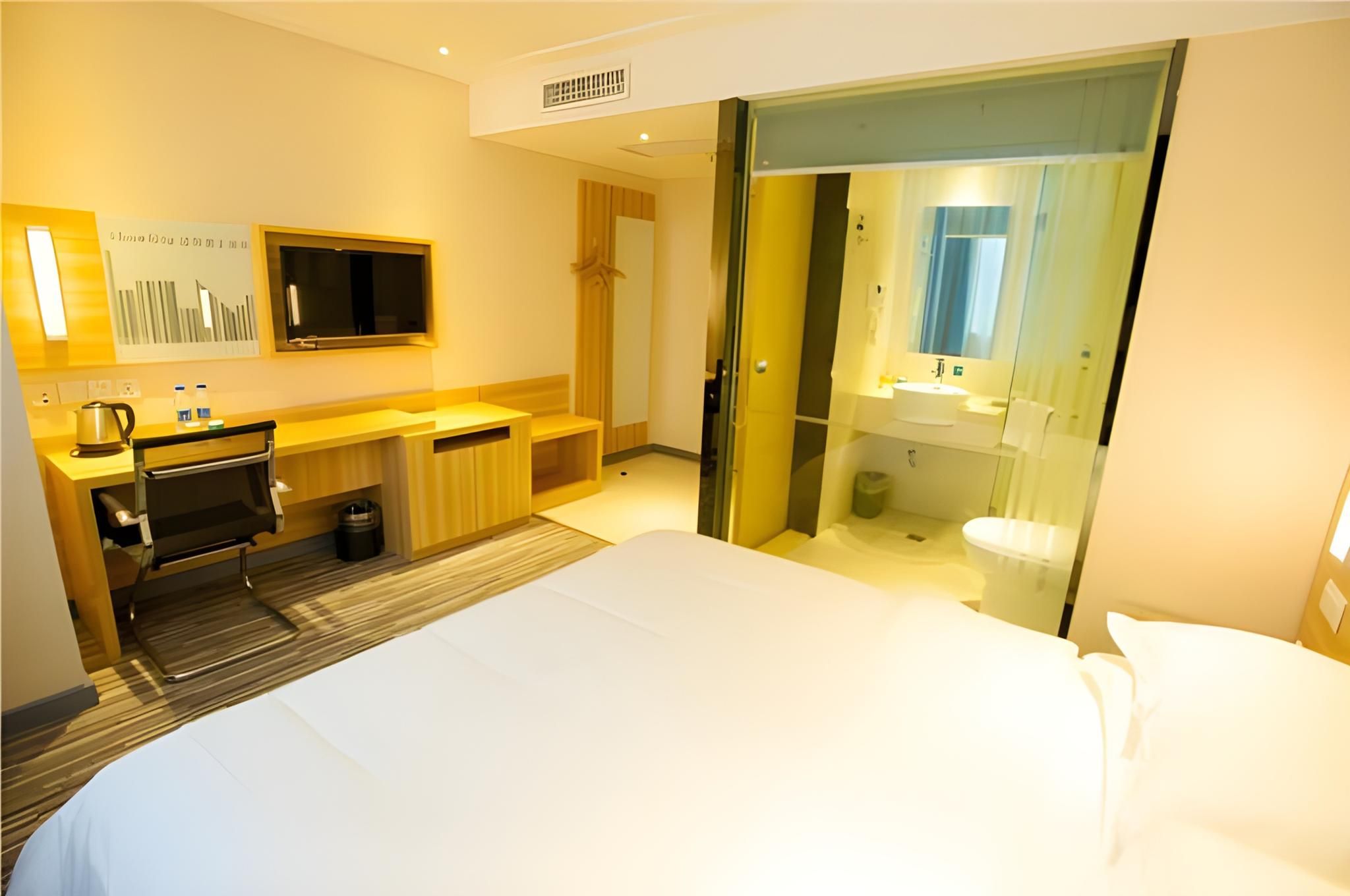 Stand Queen Room