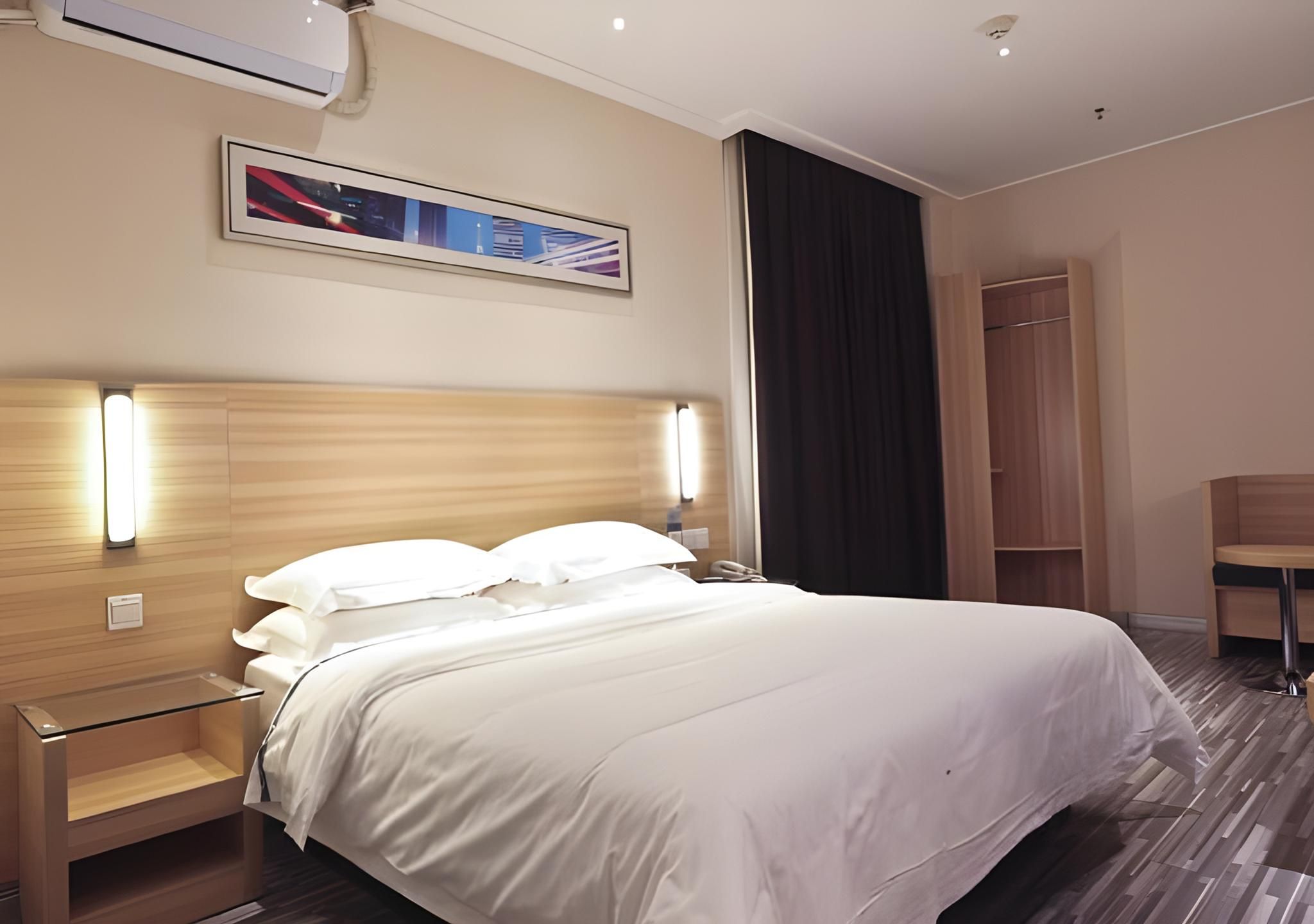 Stand Queen Room