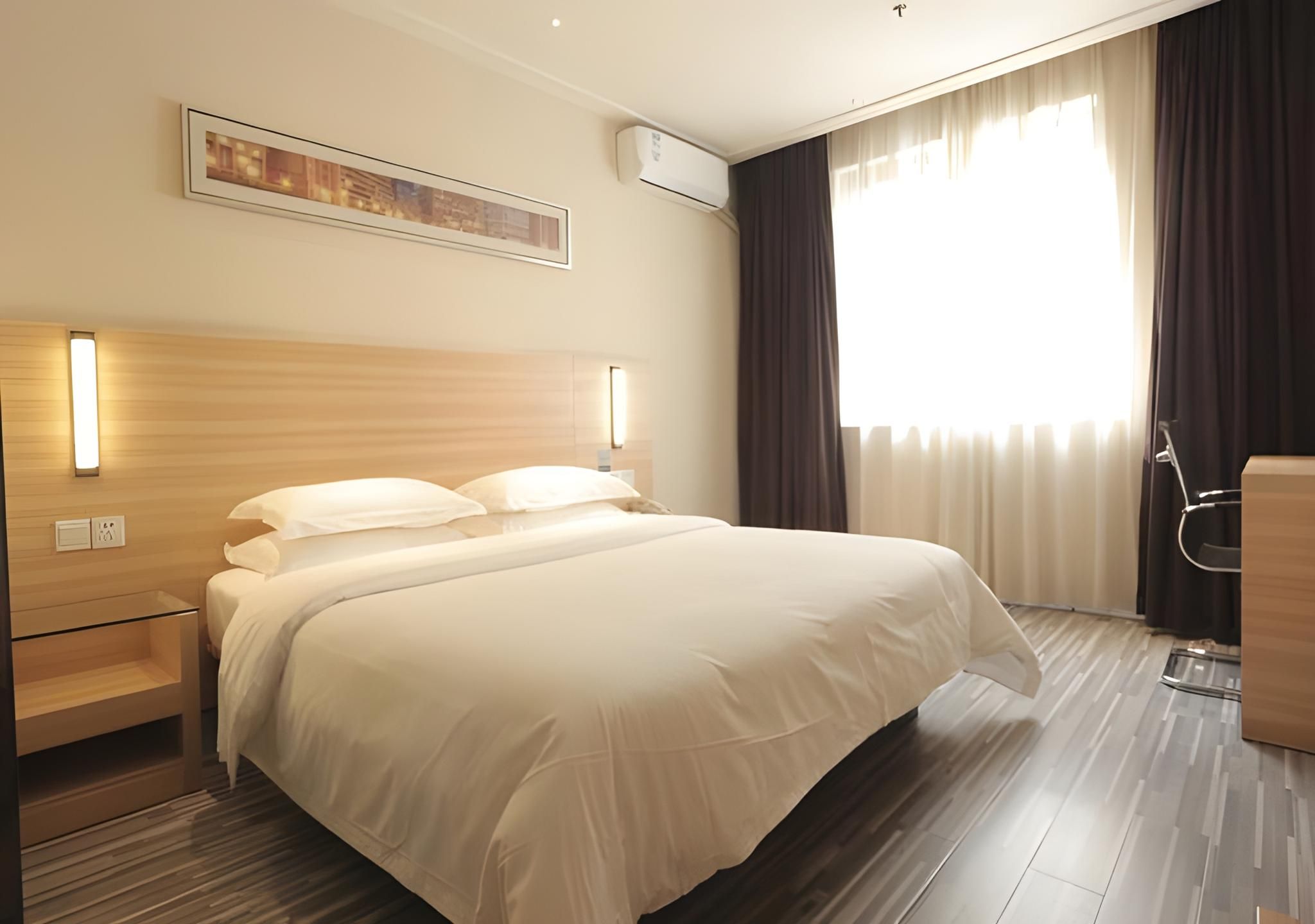 Business Queen Room