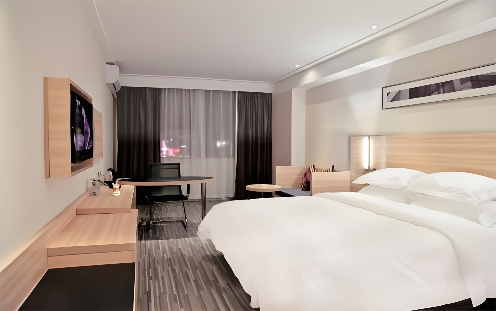 Stand Queen Room