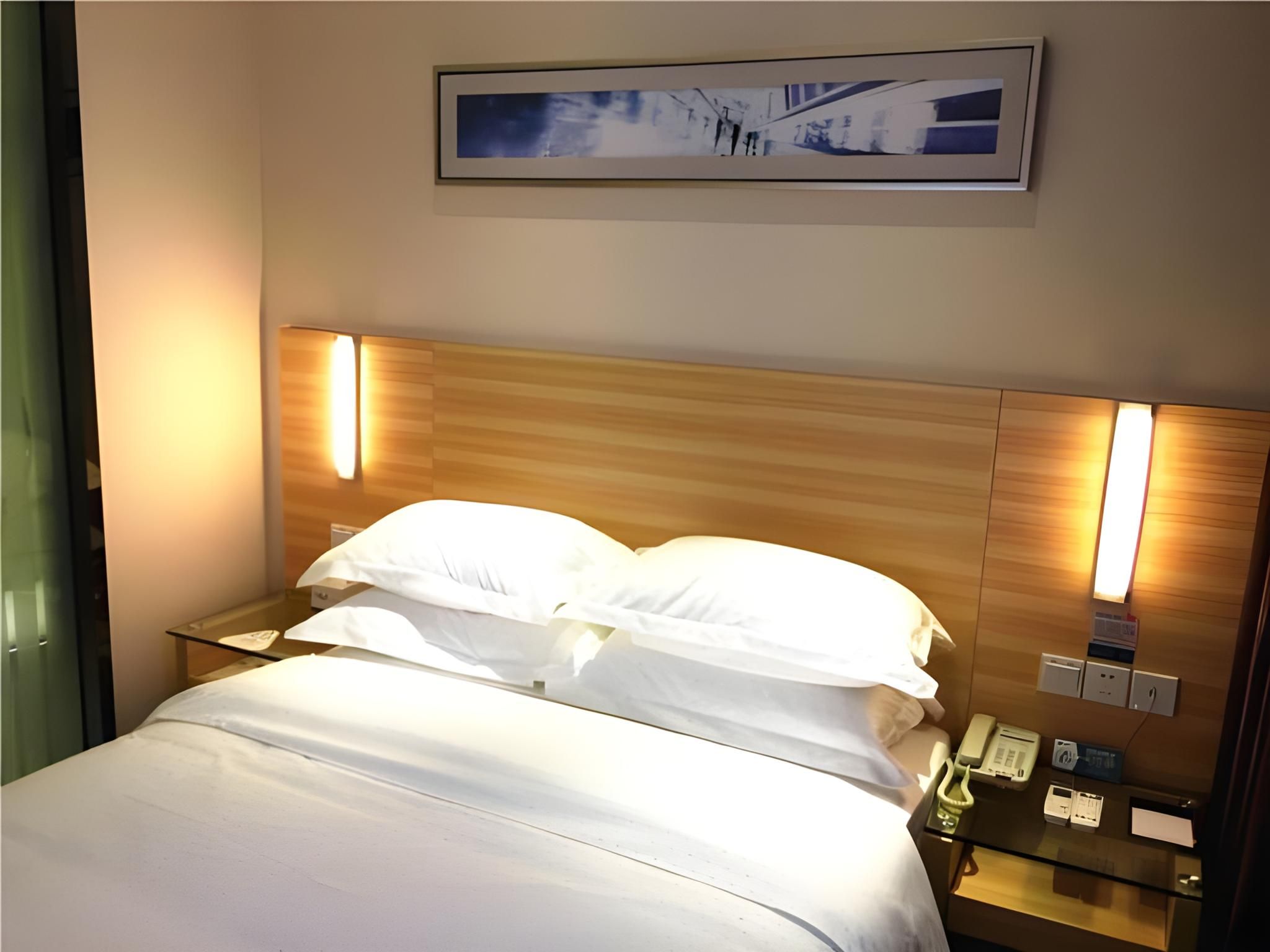 Stand Queen Room