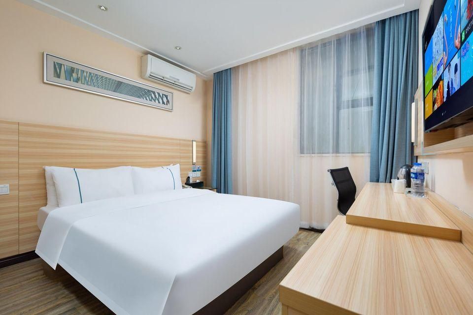 Stand Queen Room