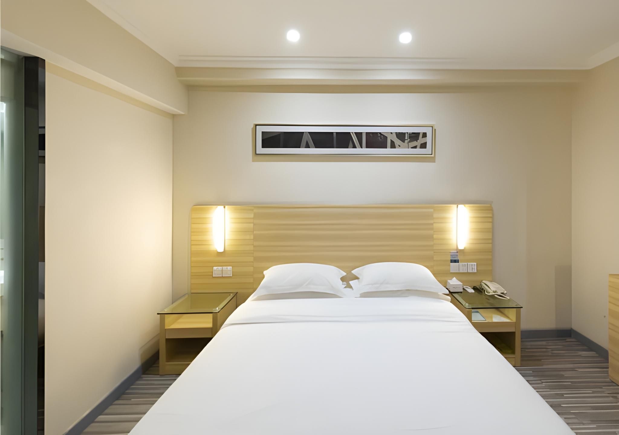 Stand Queen Room