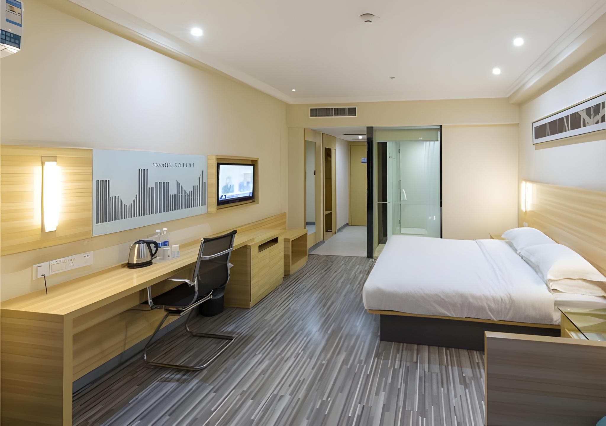 Stand Queen Room