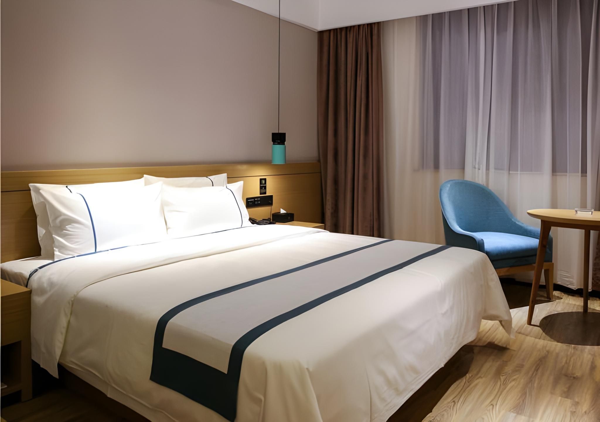 Stand Queen Room