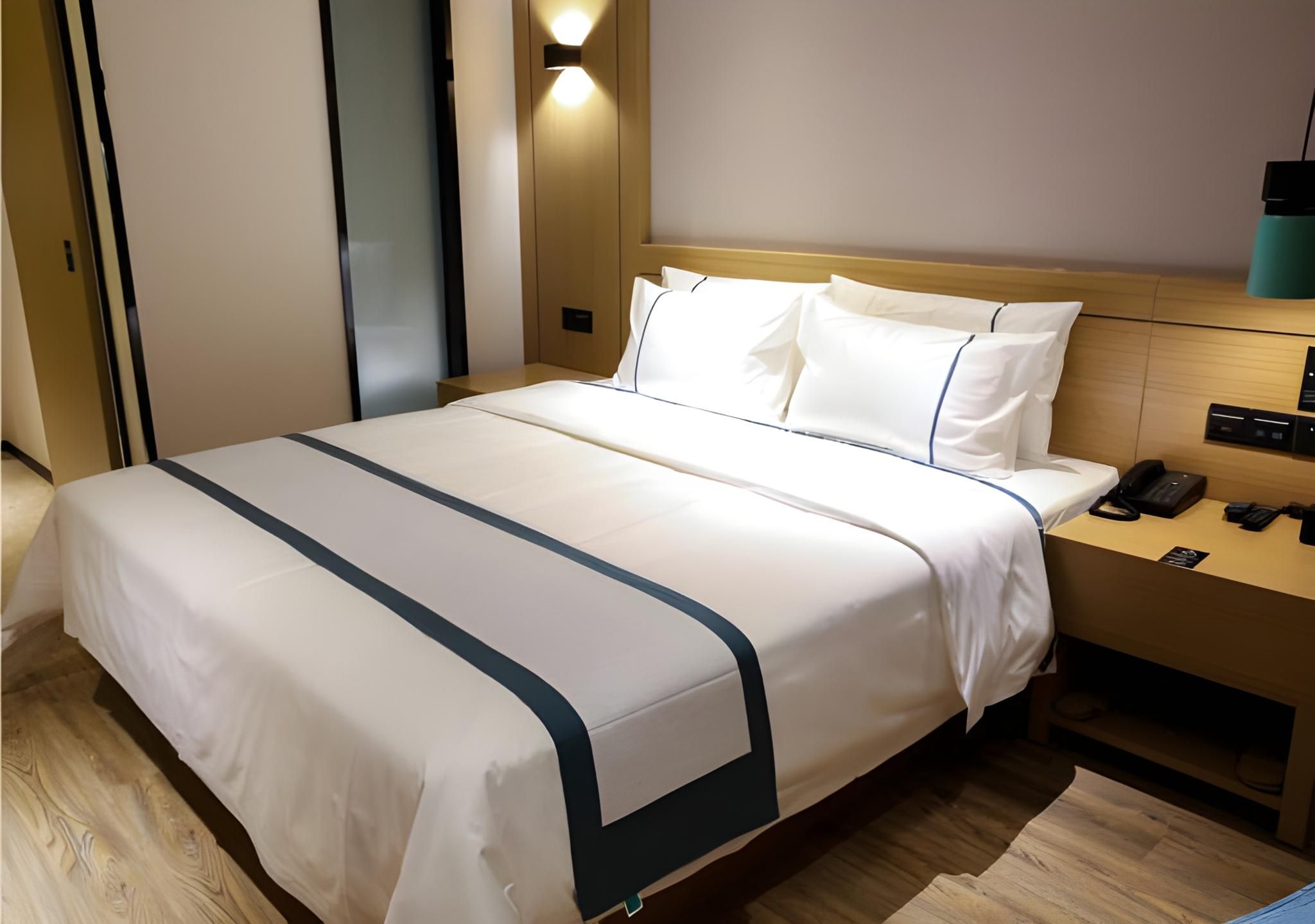 Stand Queen Room