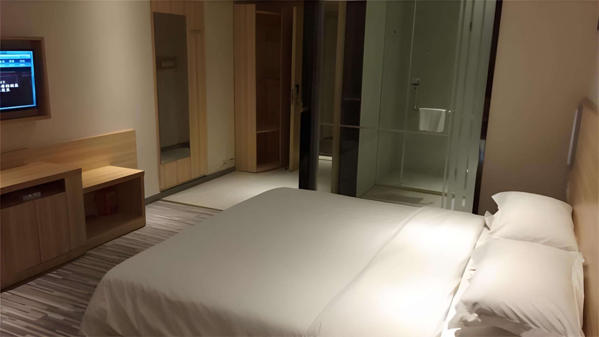 Stand Queen Room