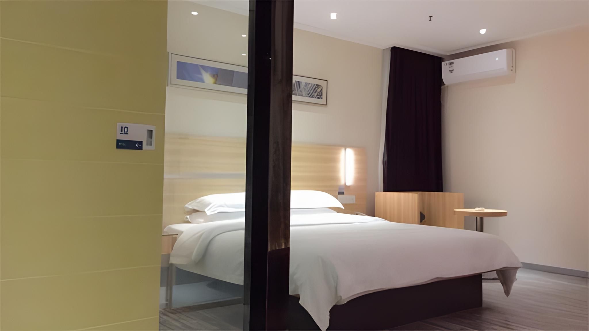 Stand Queen Room