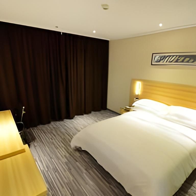Stand Queen Room