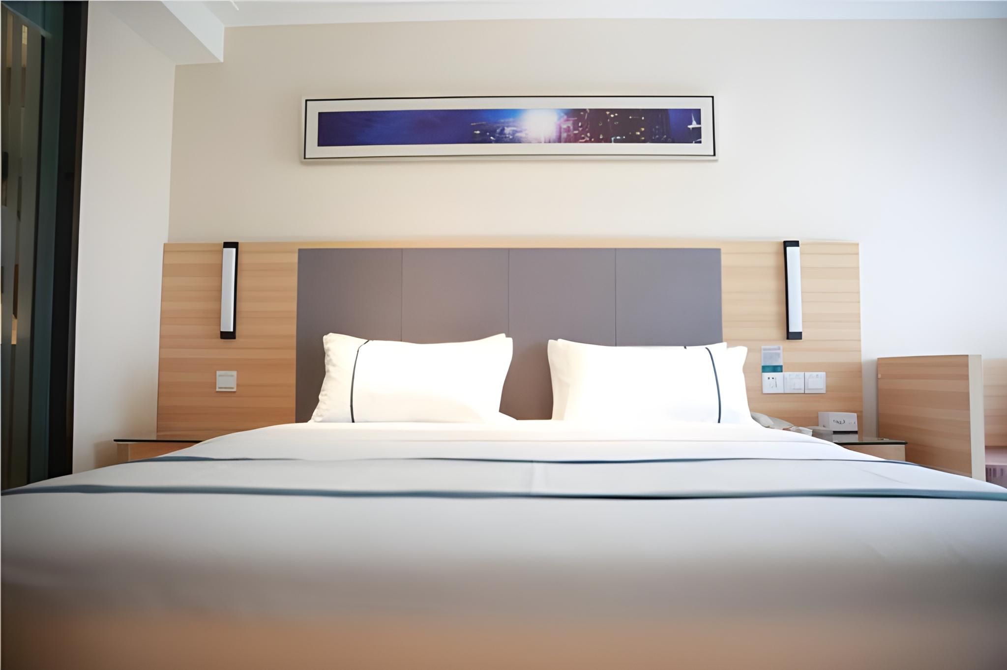Stand Queen Room
