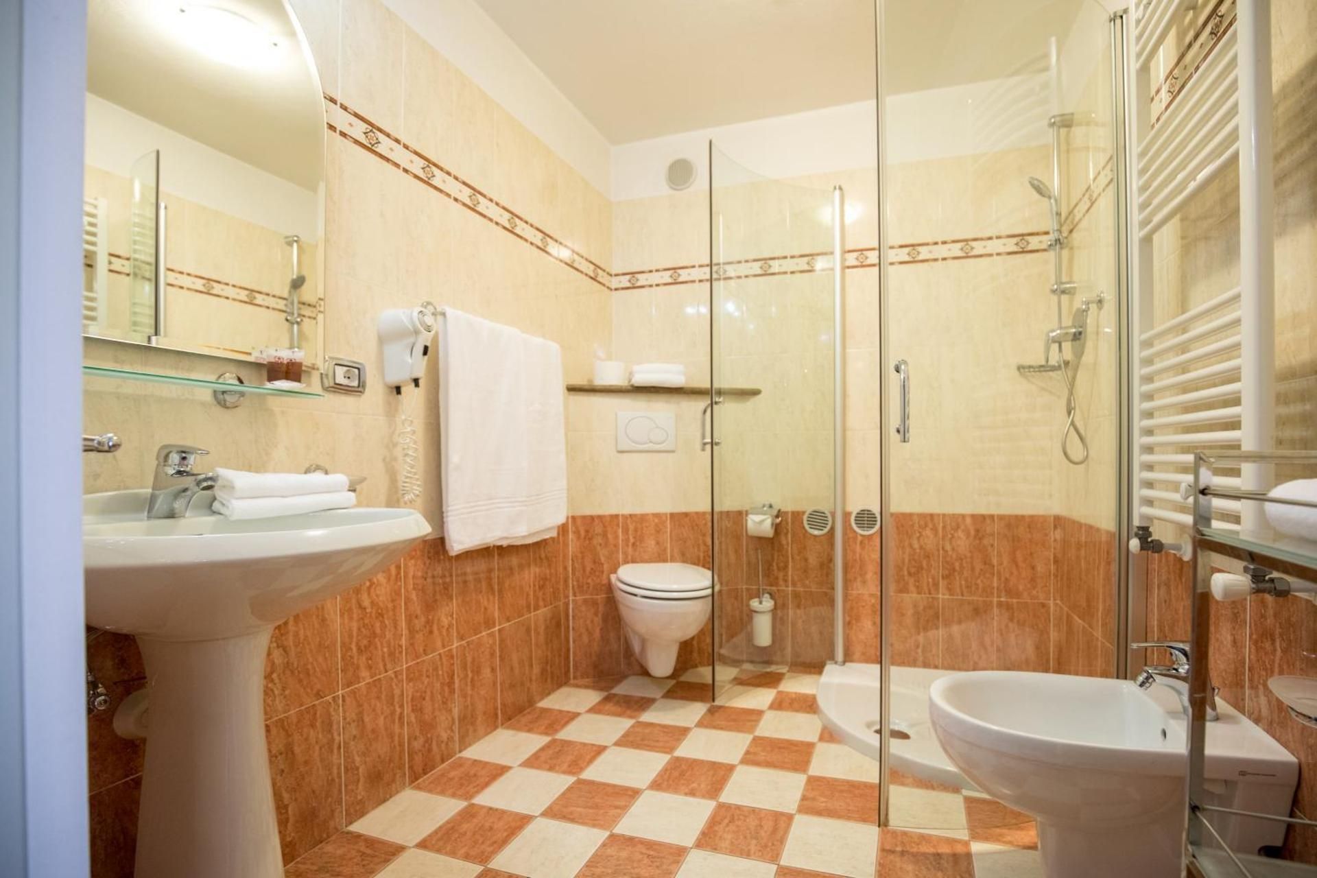 Hotel Touring Quadruple Room 2