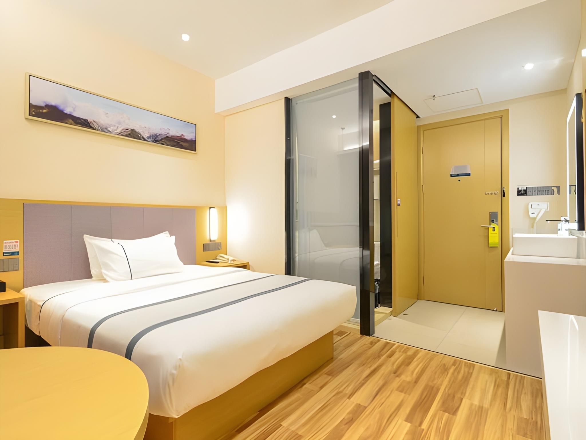 Stand Queen Room