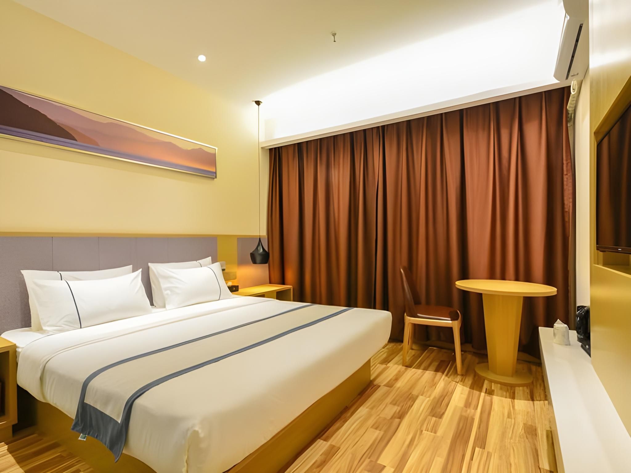 Stand Queen Room