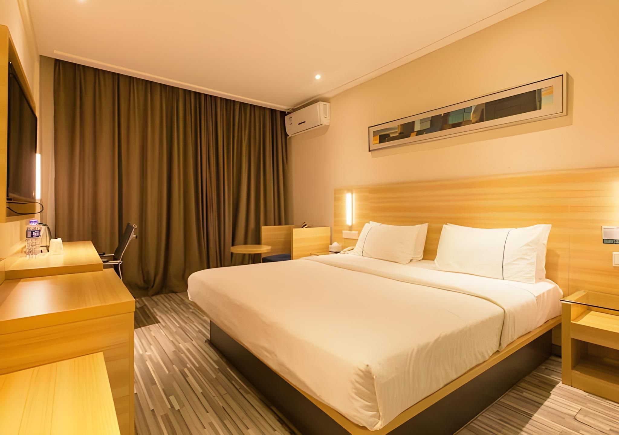 Stand Queen Room