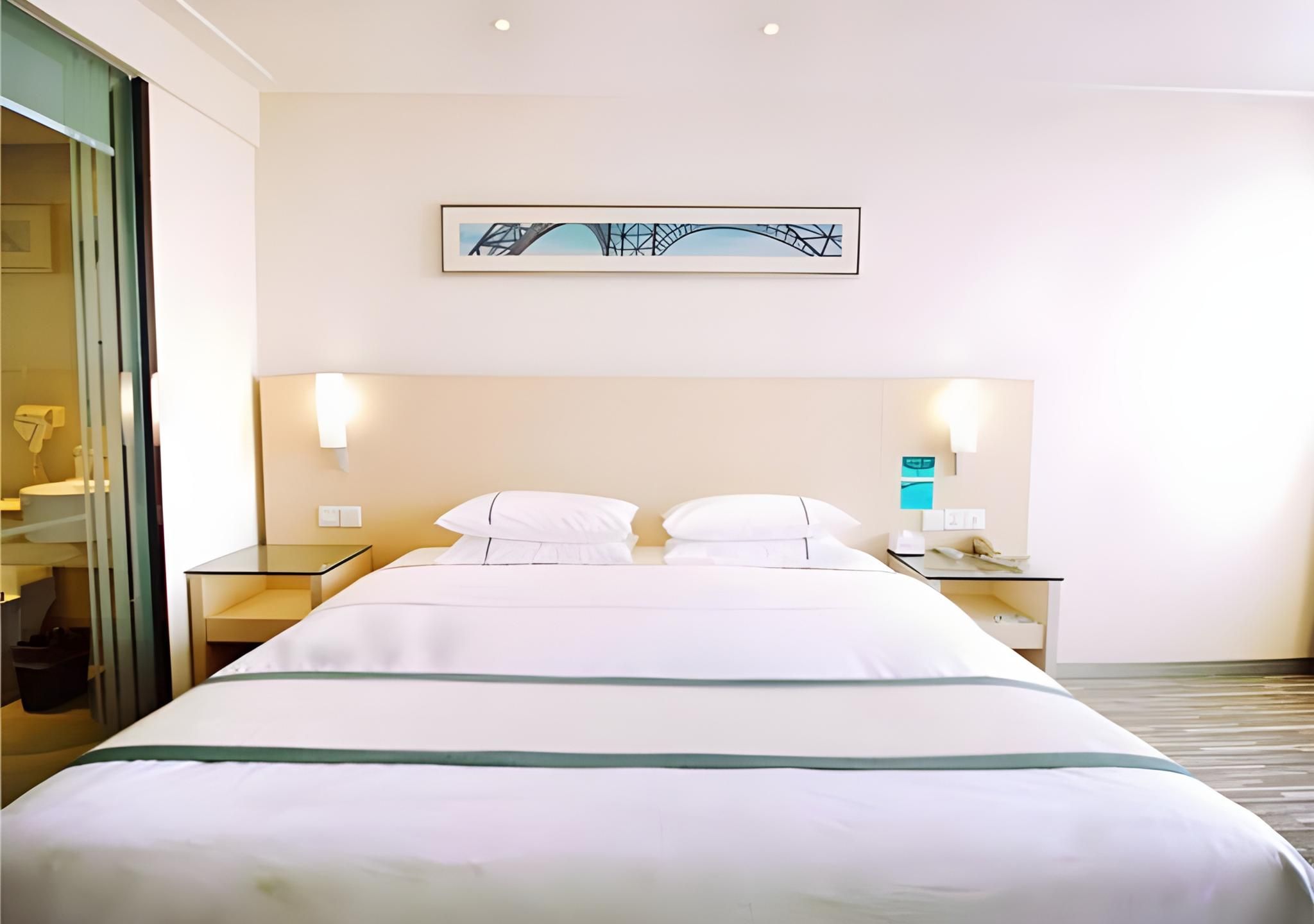 Stand Queen Room