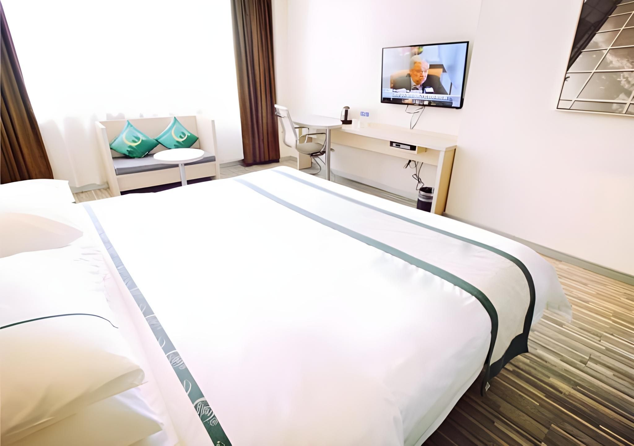 Stand Queen Room