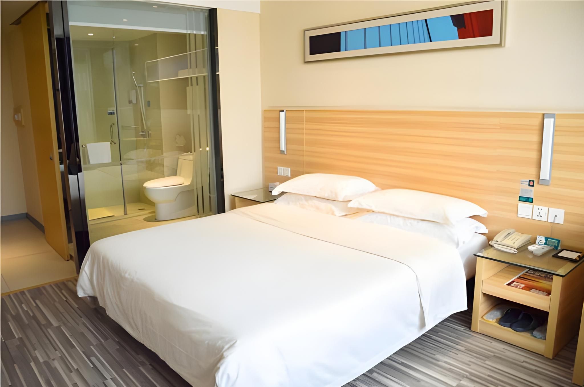 Stand Queen Room