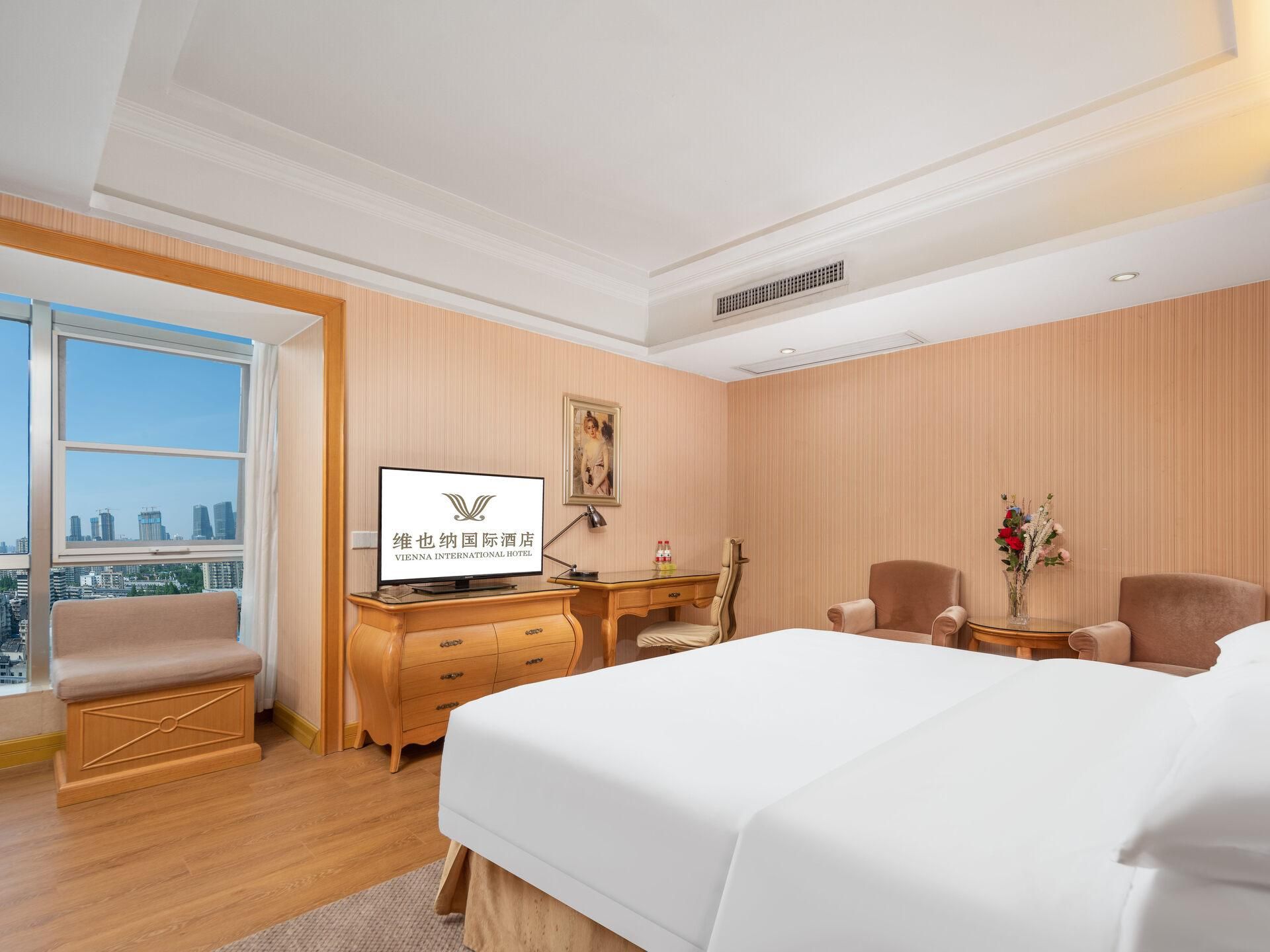 Deluxe Queen Room