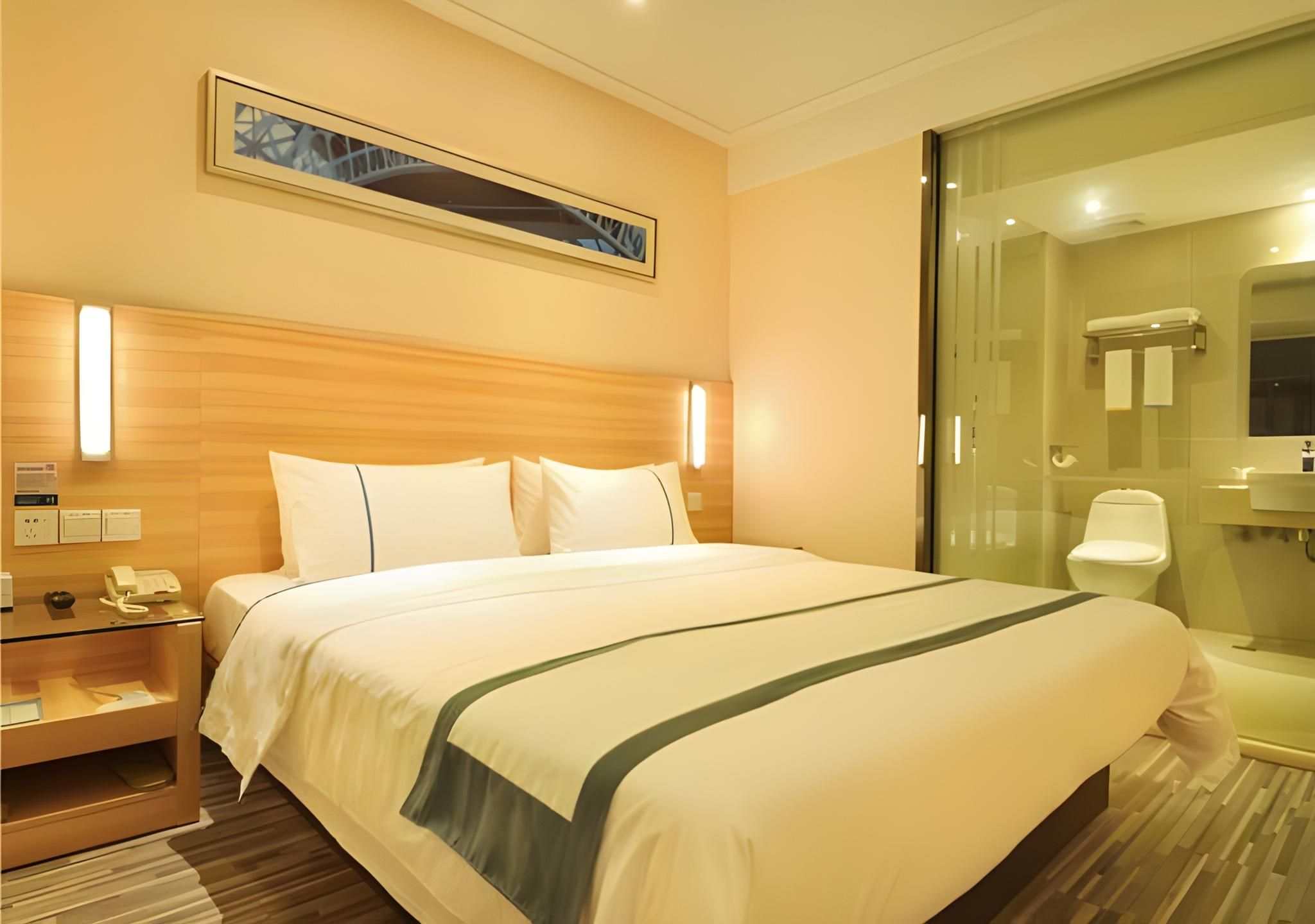 Stand Queen Room