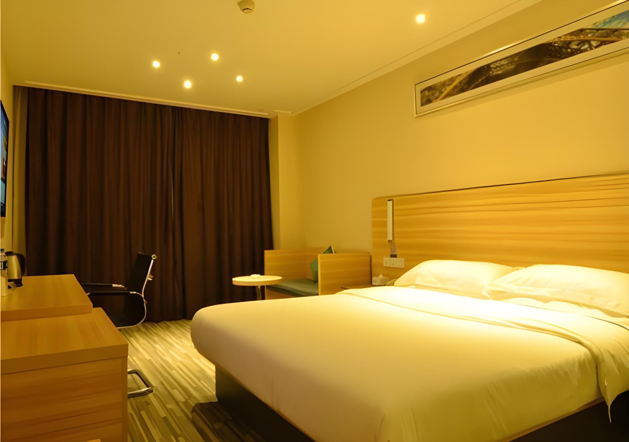 Stand Queen Room