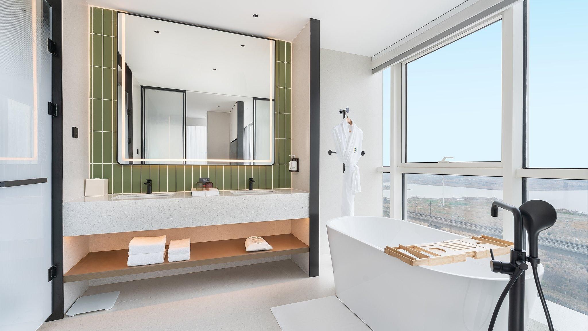 One Bedroom Suite Lake View