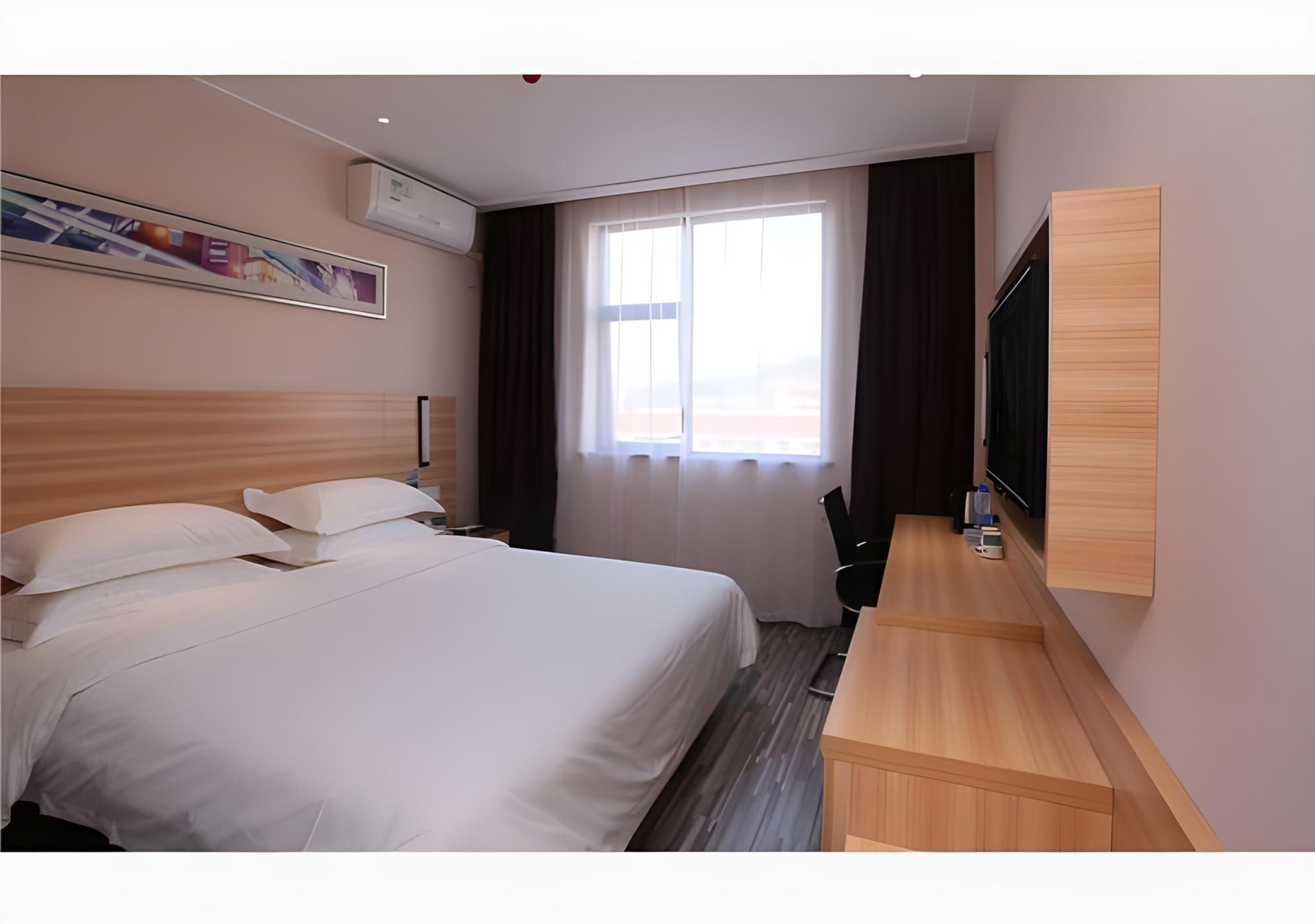 Stand Queen Room