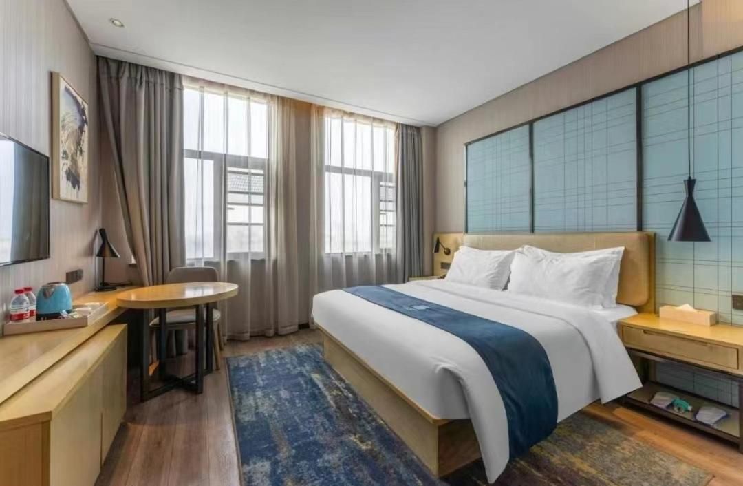 Deluxe Queen Room