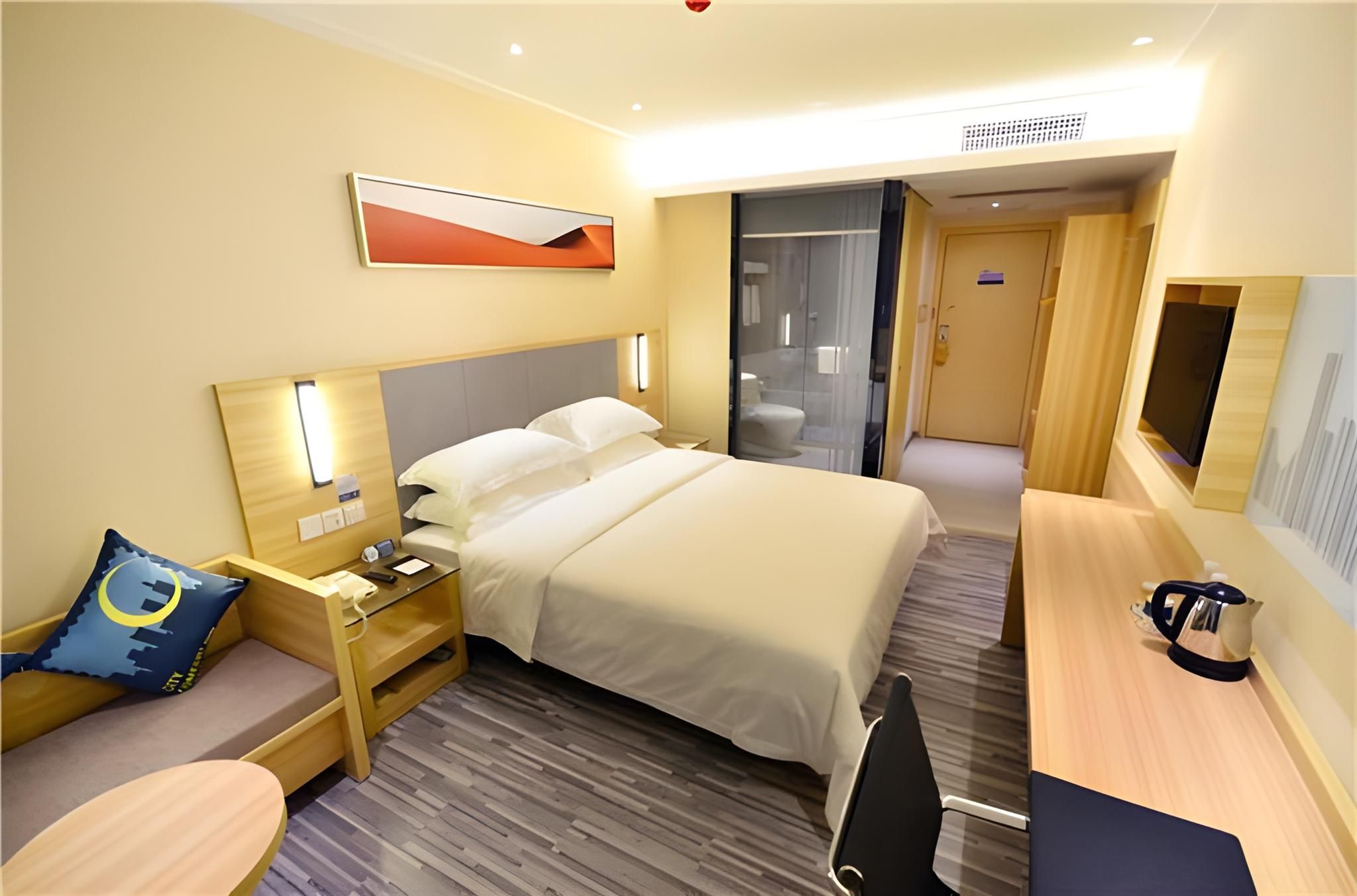 Stand Queen Room