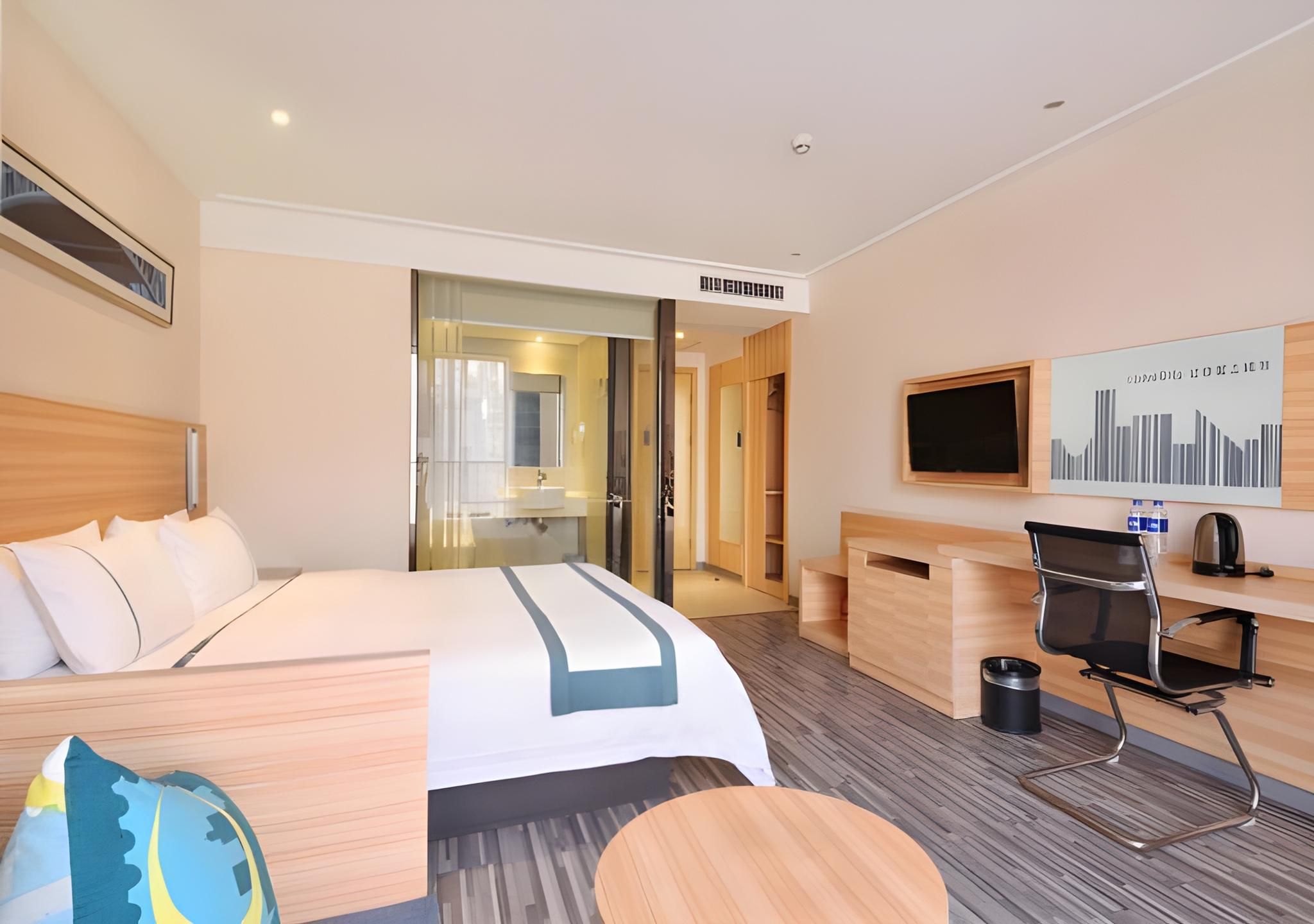 Stand Queen Room