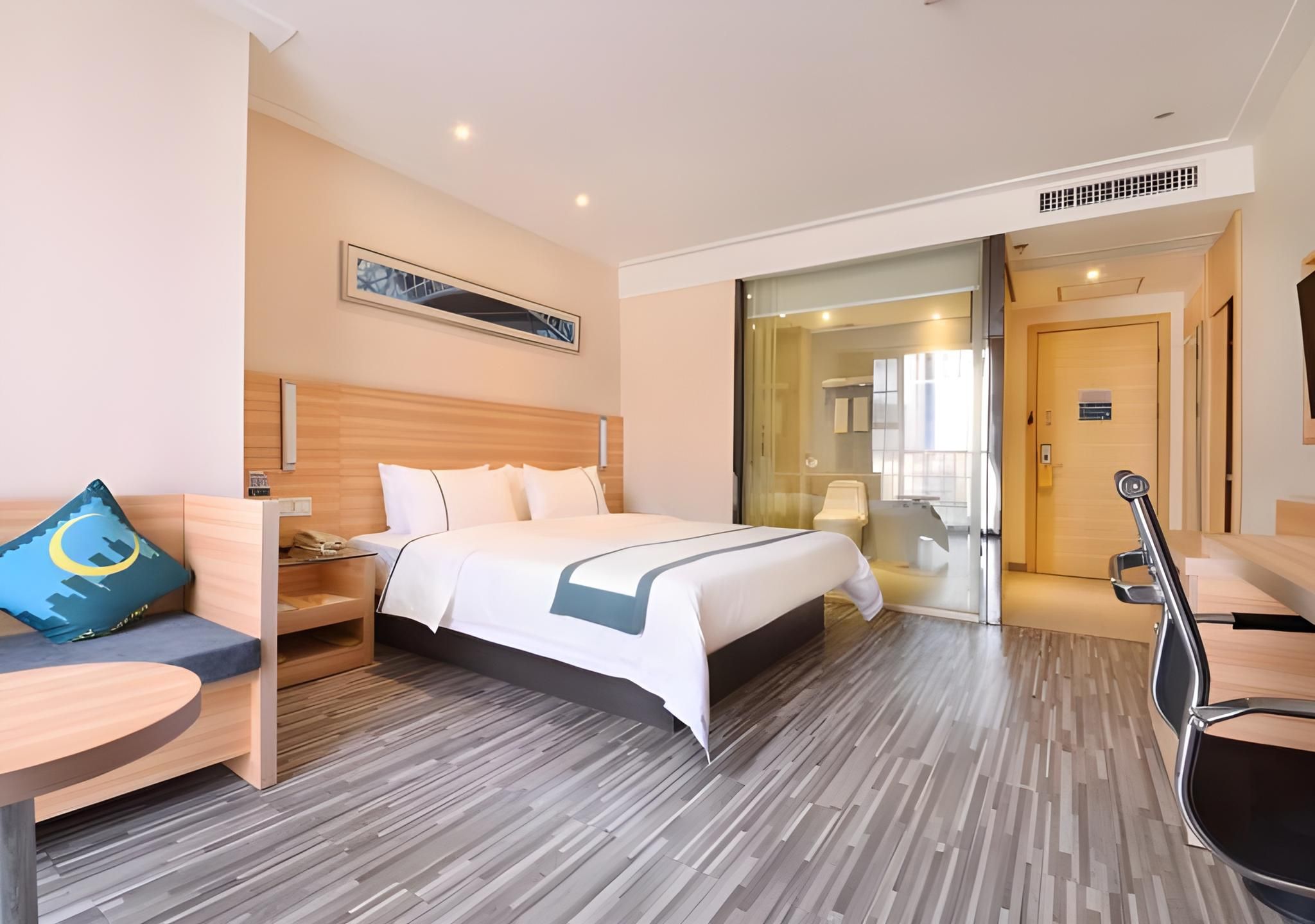 Stand Queen Room