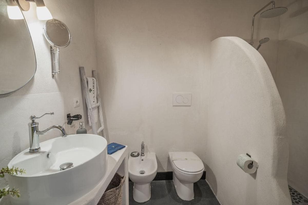 Deluxe Double Room with Side Sea View