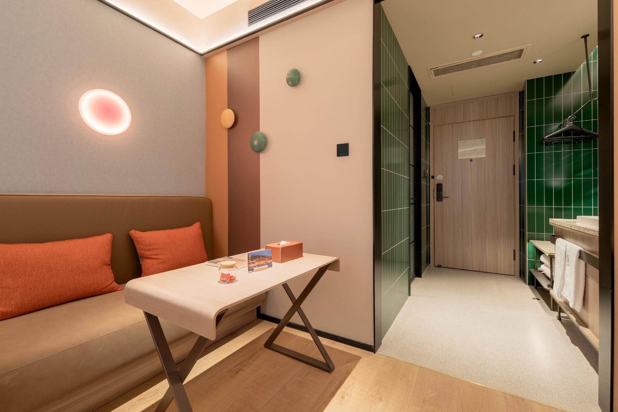 Huazhu - Deluxe Bed Room