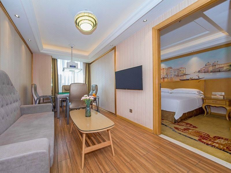Vienna - Functional Chess Suite Room