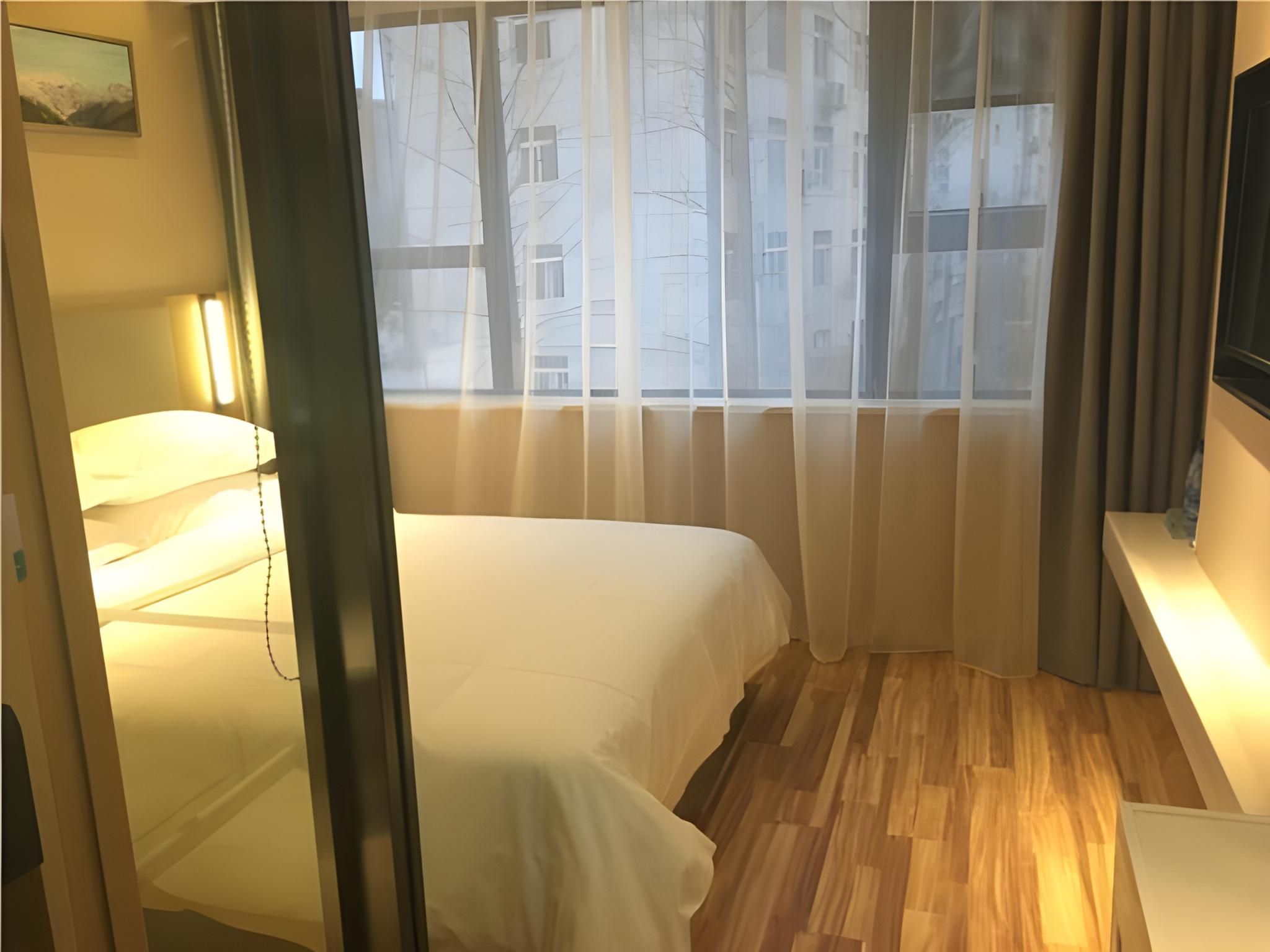 Stand Queen Room