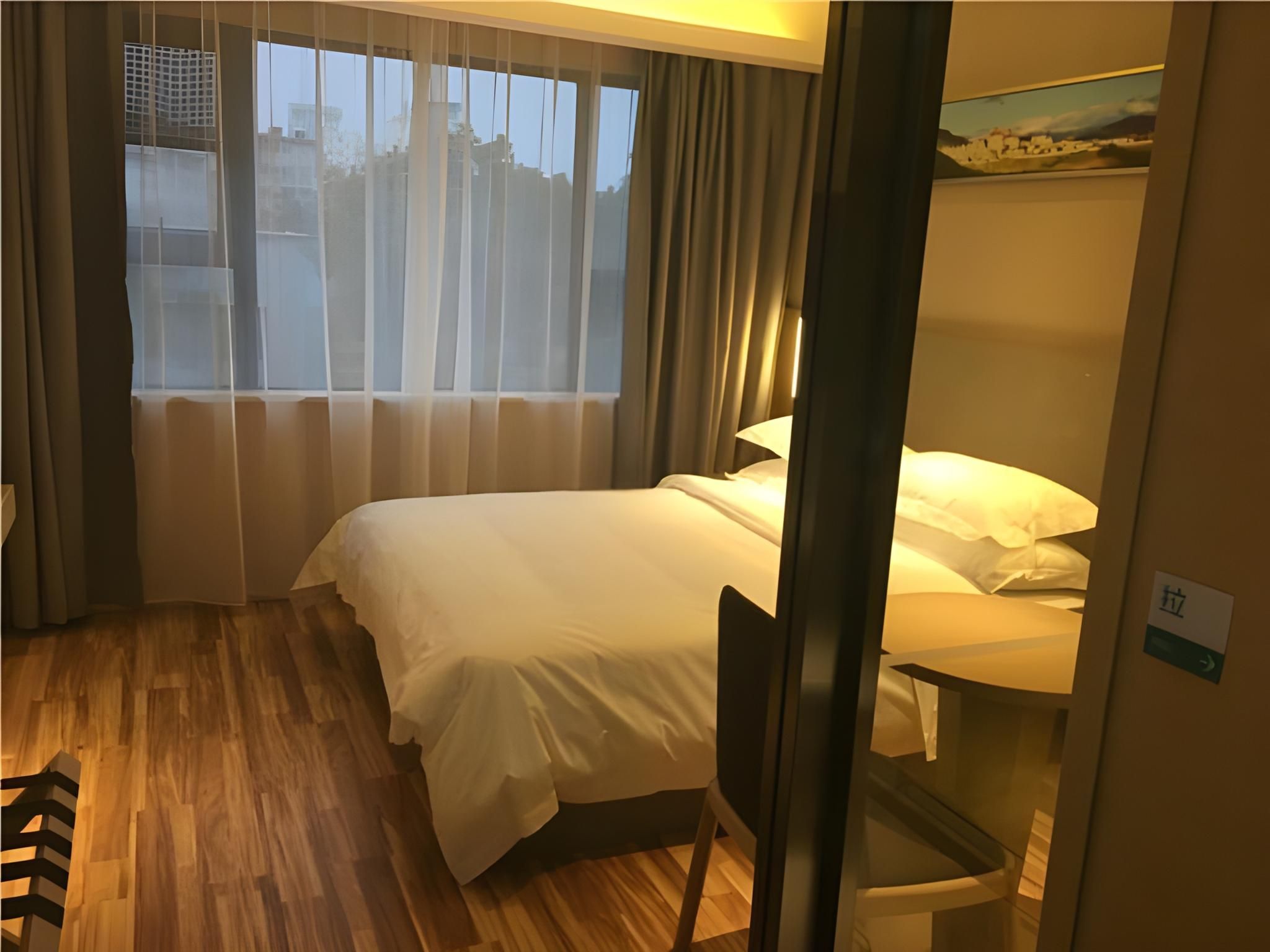 Stand Queen Room