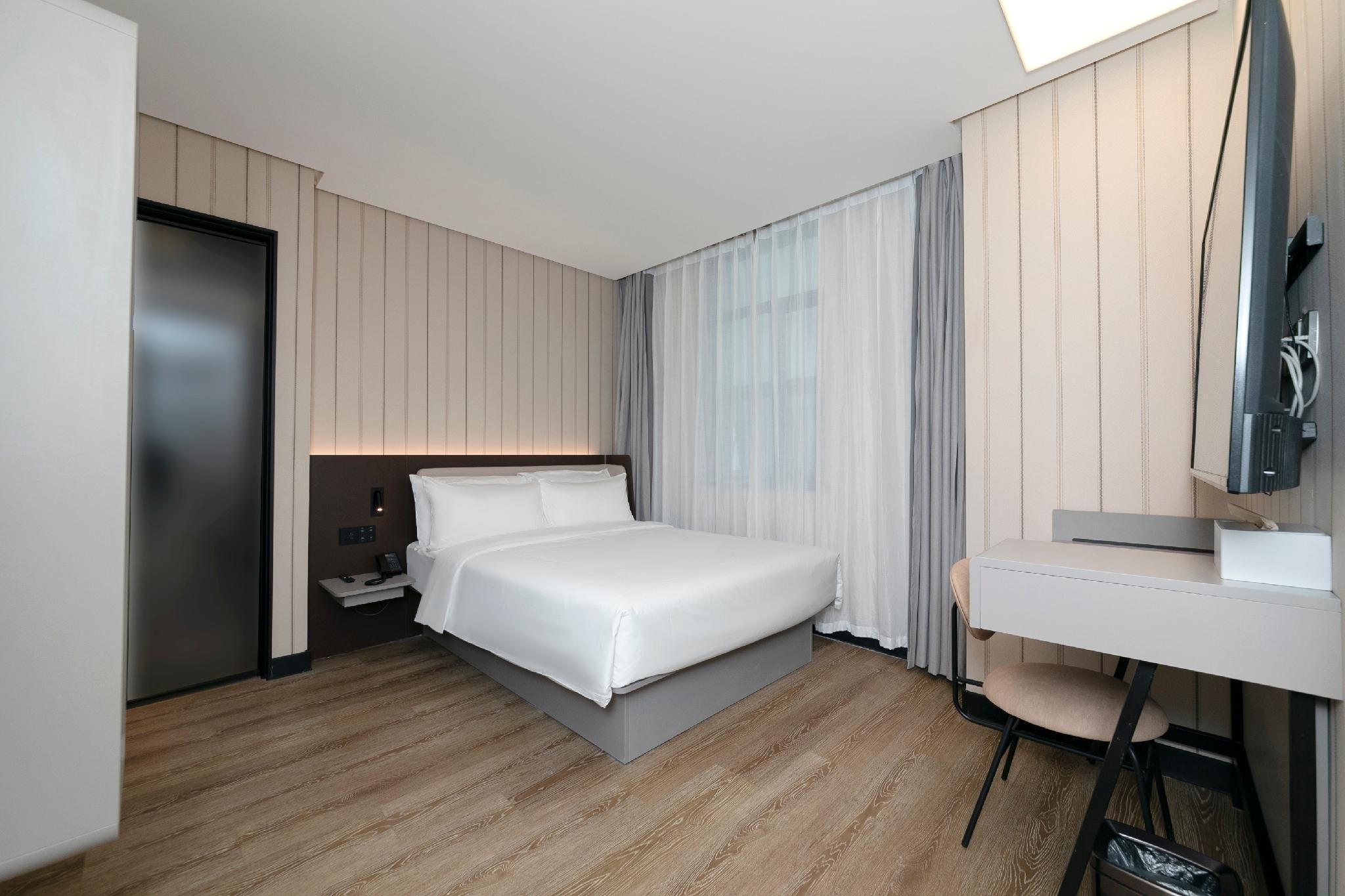 Queen Superior Room