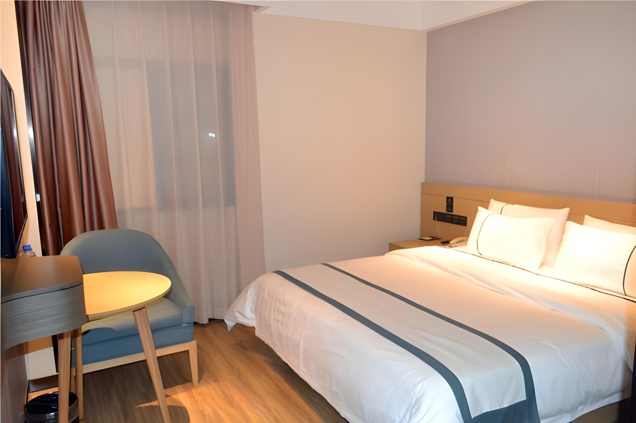 Stand Queen Room