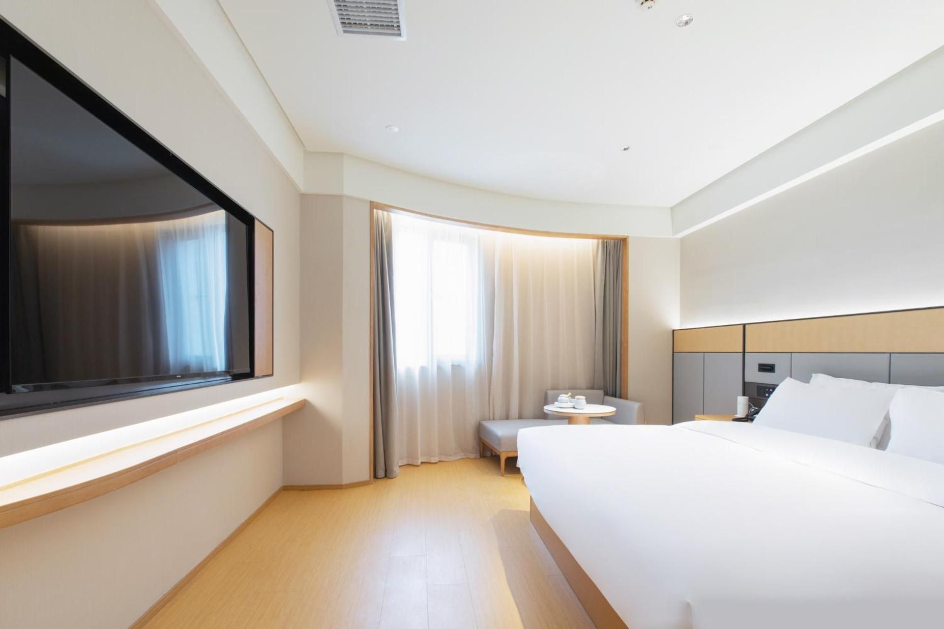 Deluxe Queen Suite