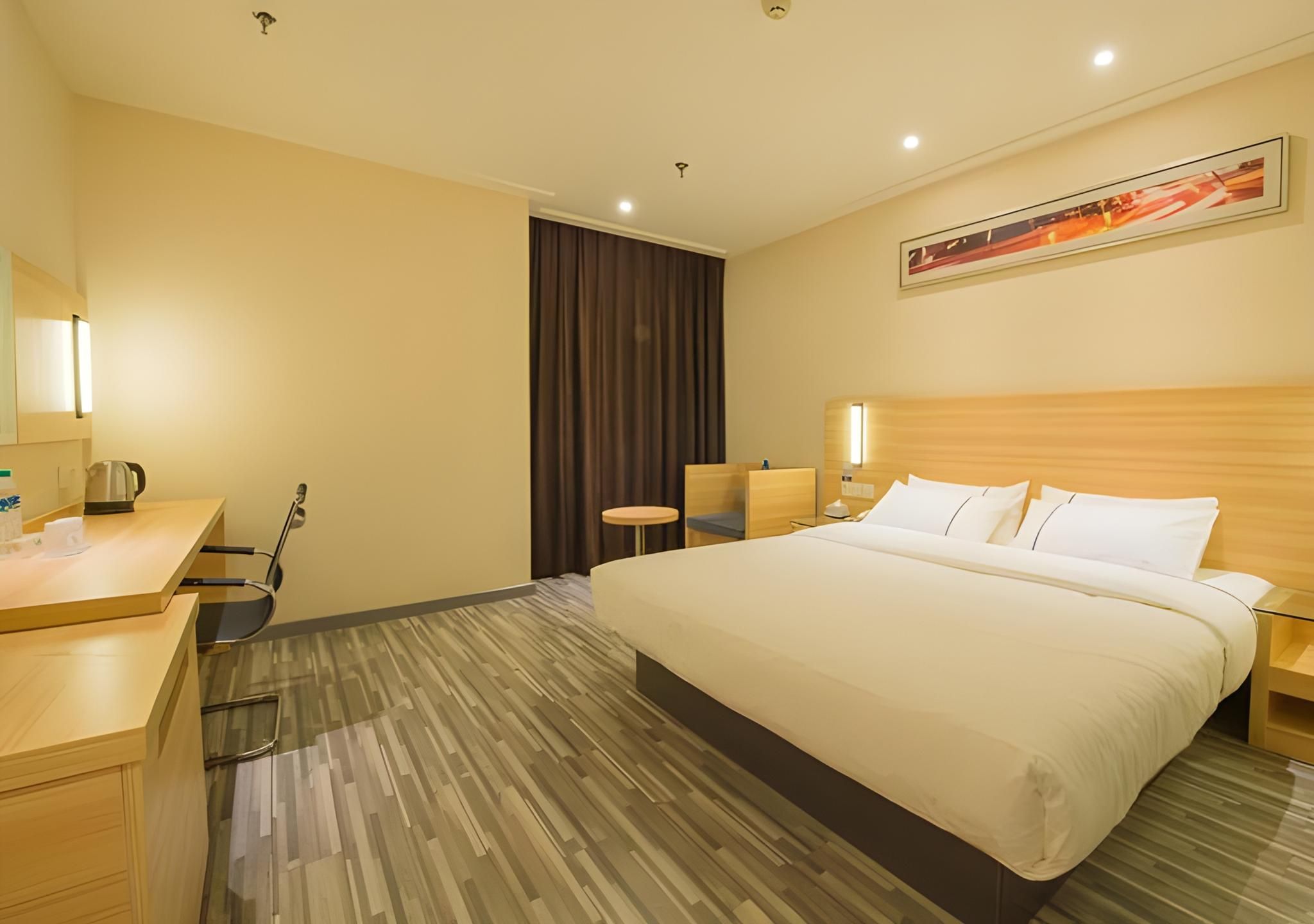Stand Queen Room