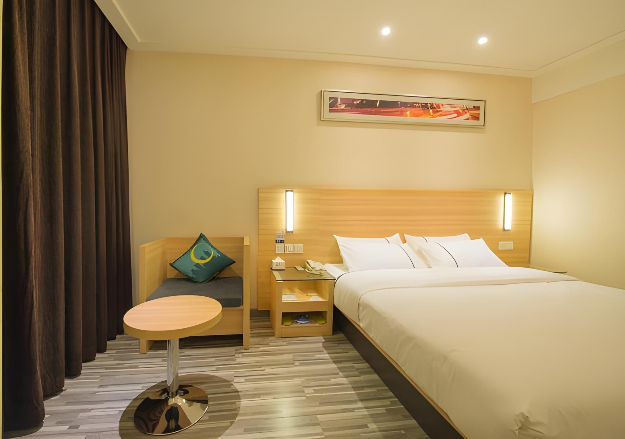 Stand Queen Room