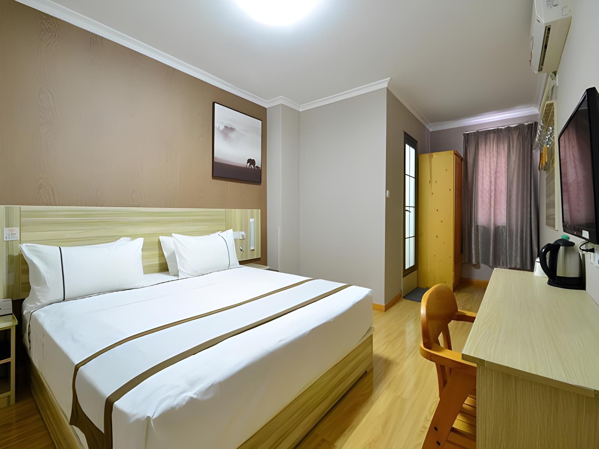 Stand Queen Room