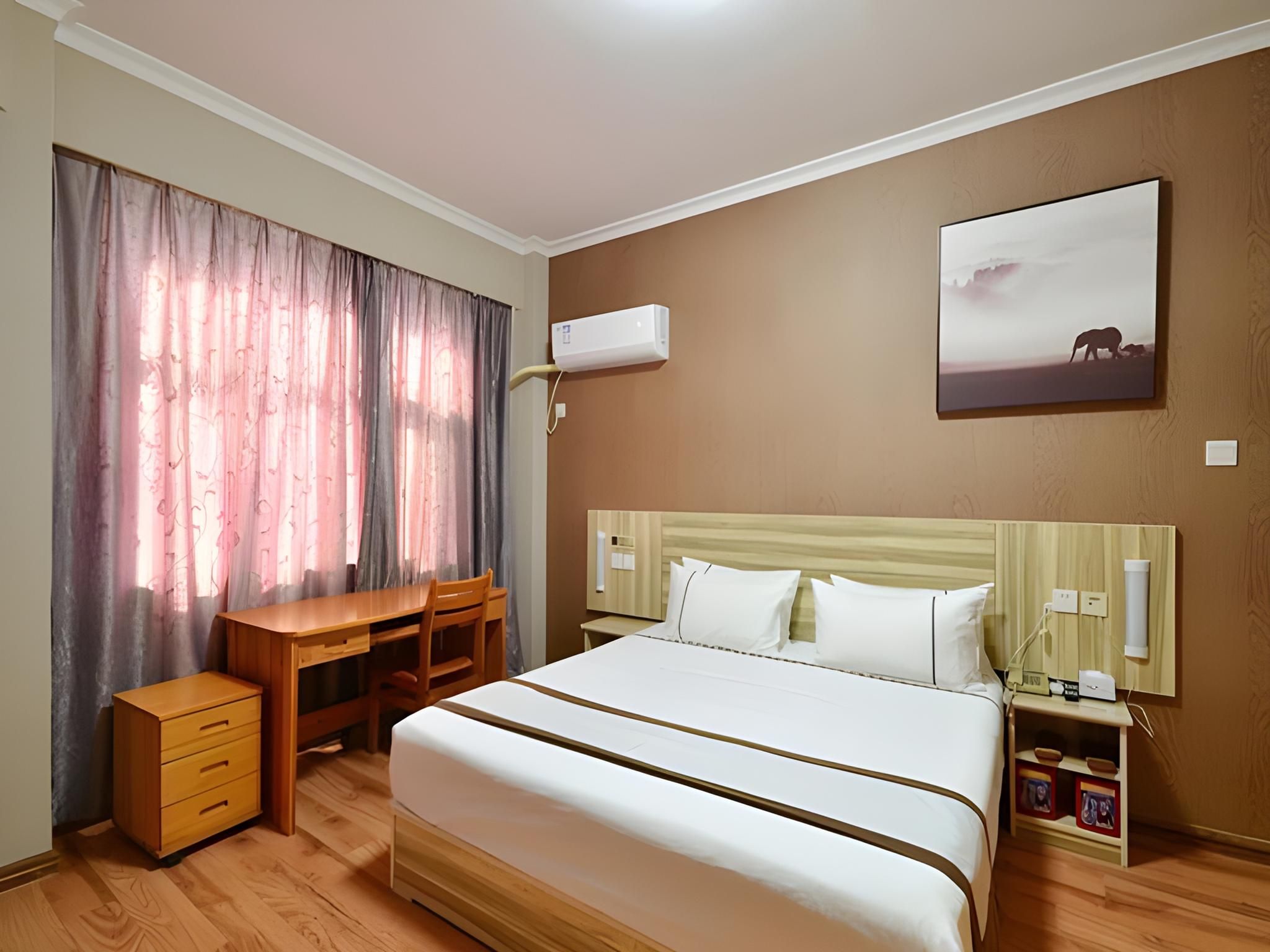 Stand Queen Room
