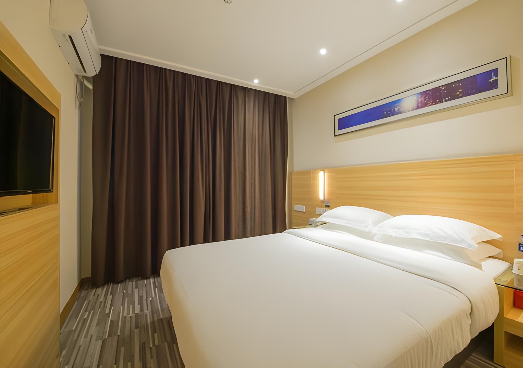 Stand Queen Room