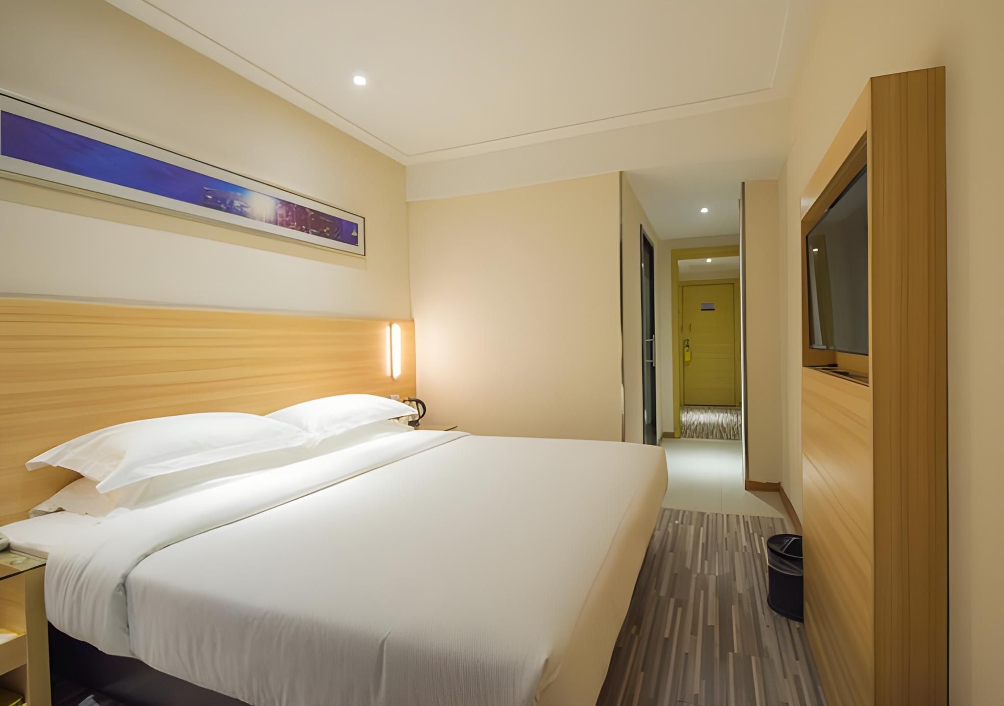 Stand Queen Room