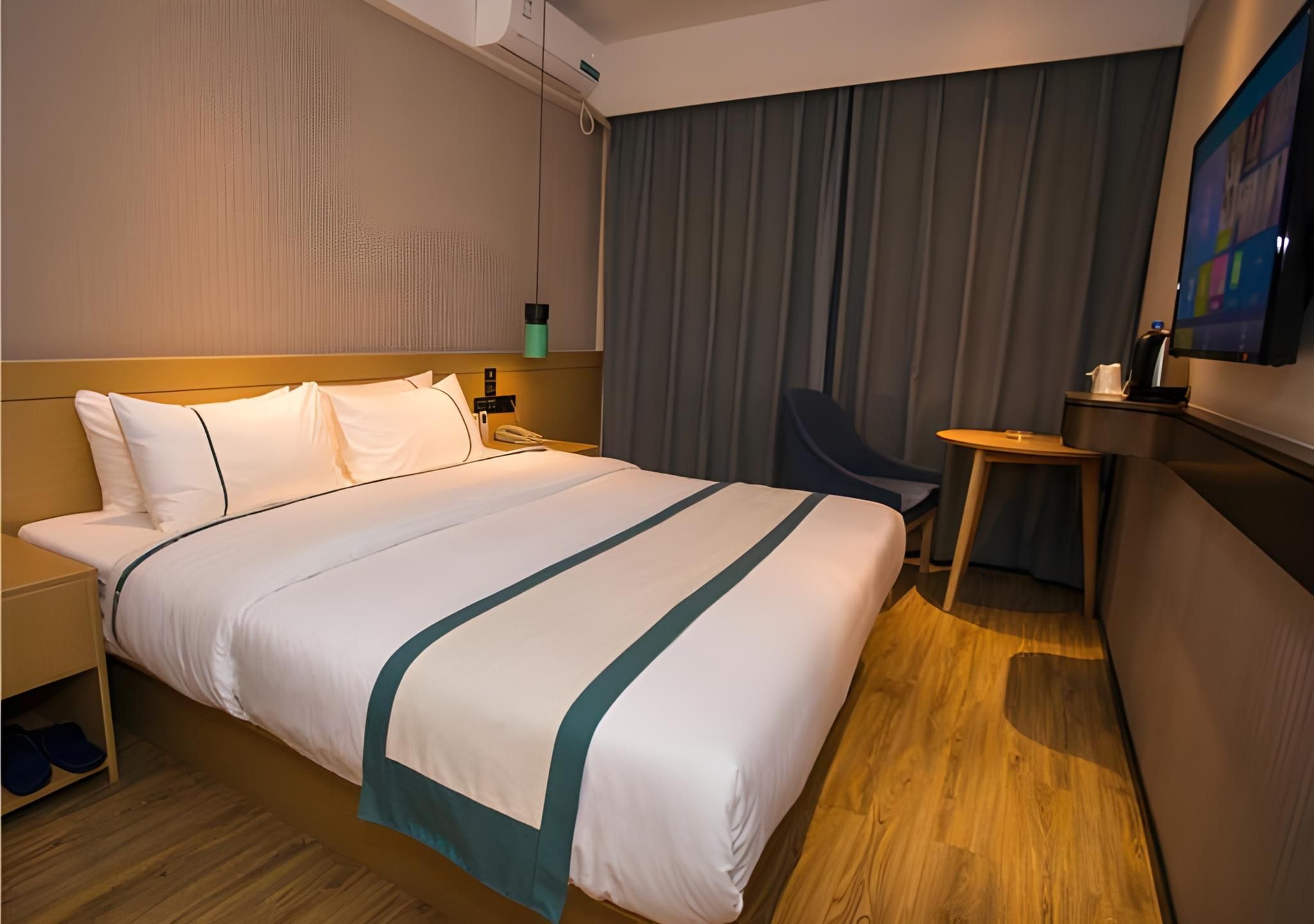 Stand Queen Room