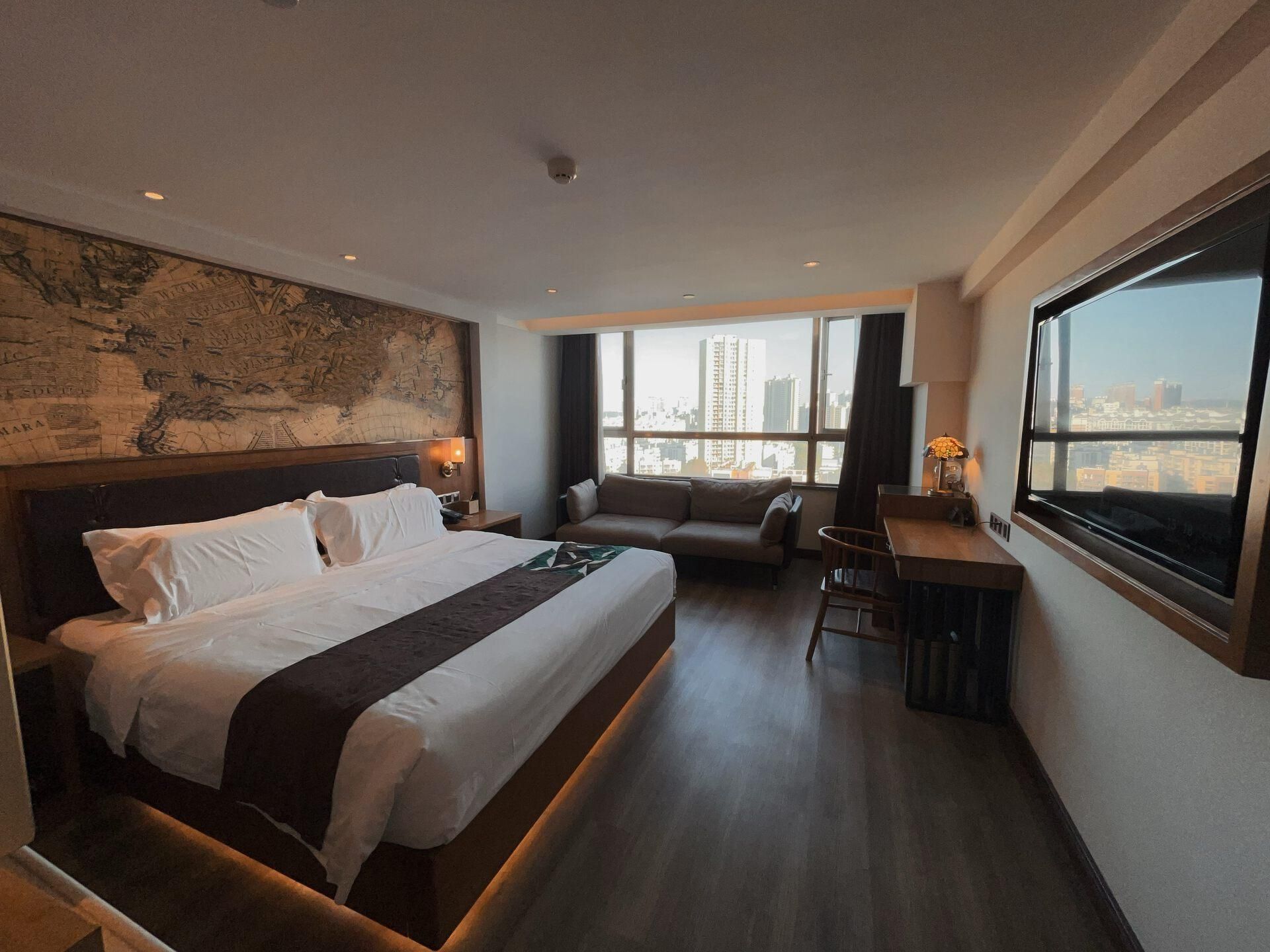 James Joyce - Feifan Bed Room With View