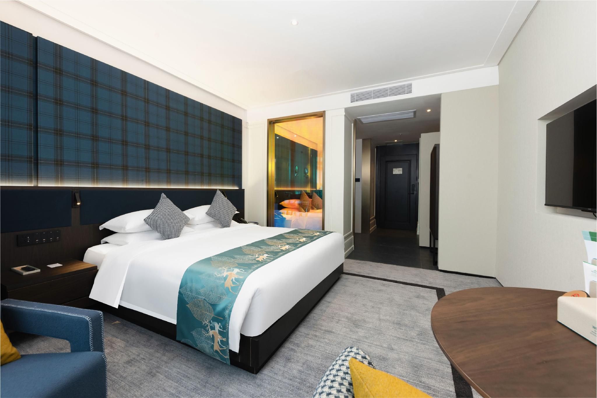 1 King Bed, Superior Room, Smoking