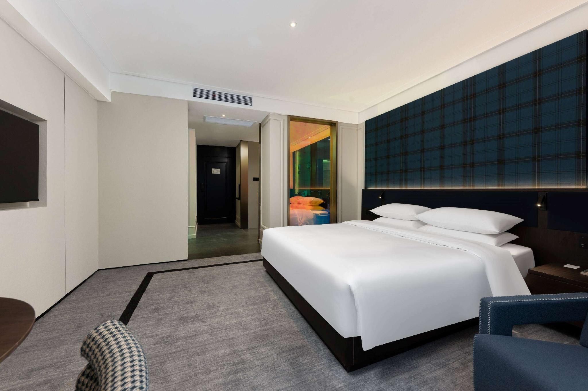 1 King Bed, Superior Room, Smoking