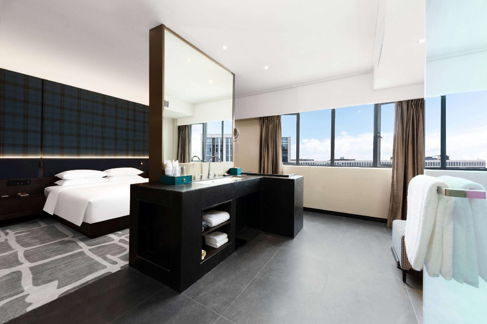 1 King Bed, Executive Suite, Non-Smoking